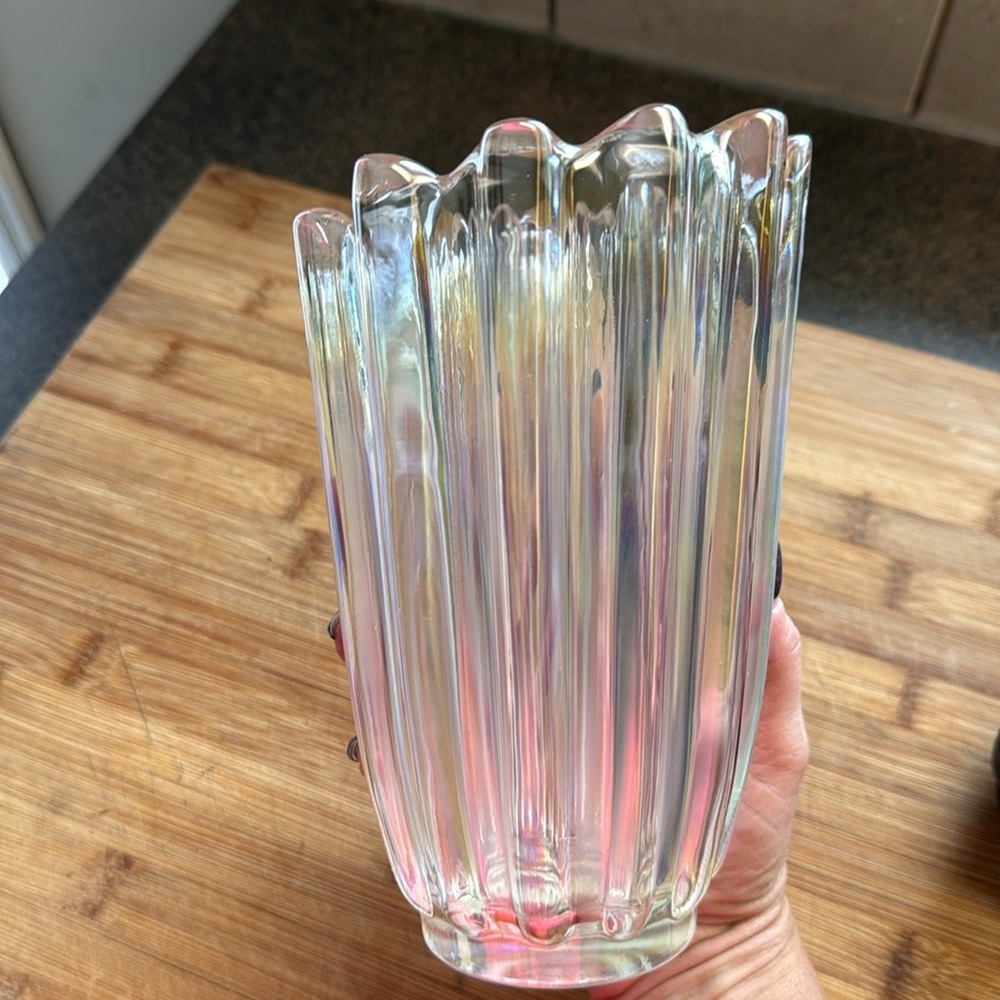 🍄Vintage 1950s iridescent carnival glass vase fluted and ribbed 8“X 5“ EUC